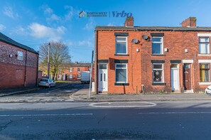 Exterior - Fully Furnished 3BR House in Manchester | Free Wifi & Parking | Near City Centre (Manchester)