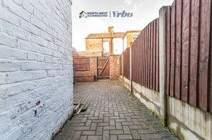 Property grounds - Fully Furnished 3BR House in Manchester | Free Wifi & Parking | Near City Centre (Manchester)