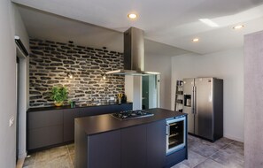 Fridge, stovetop, dishwasher, coffee/tea maker