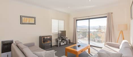 Een televisie en een open haard