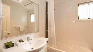 Combined shower/bathtub, towels - Alaska - 1/8 Poley Cow Lane (Jindabyne)