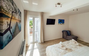 4 bedrooms, in-room safe, travel cot, free WiFi - Beautiful home in Poljica Imotska (Poljica Imotska)