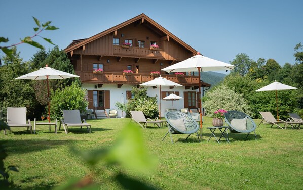 Unclassified image, 1 of 18, button