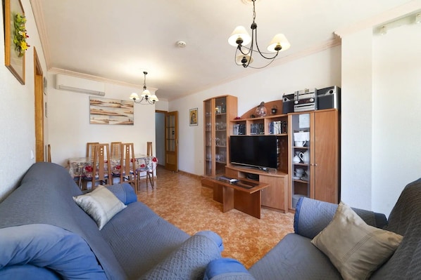 TV connectée, livres, chaîne hi-fi