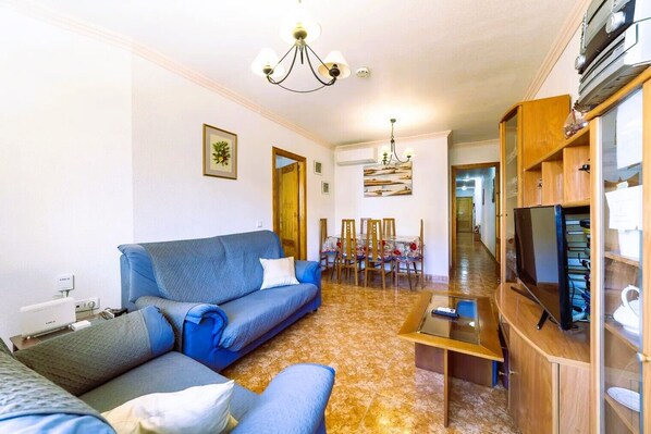 Smart TV, books, stereo - Nice house near the beach with parking and wifi (Roquetas de Mar, Almeria)
