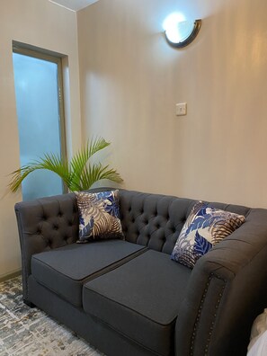 TV - Amazing Cosy Studio Near Airport with Rooftop View (Nairobi)