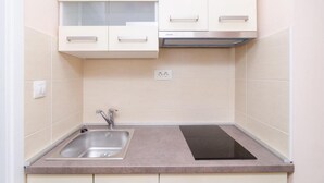 Apartment (One-Bedroom Apartment - Lena) | Private kitchen - Apartments Lena & Lara (Dubrovnik)