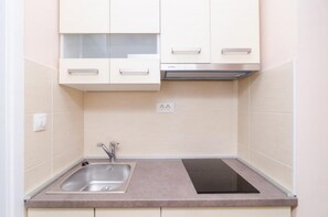 Apartamento (One-Bedroom Apartment - Lena) | Cozinha privada | Geladeira, micro-ondas, cooktop, chaleira elétrica