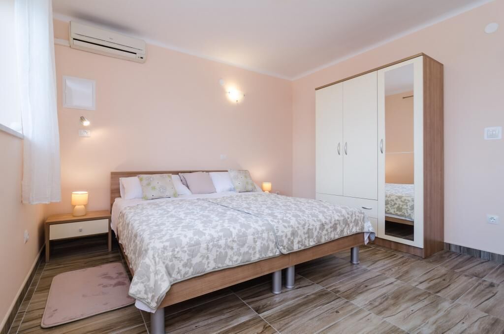 Leilighet (One-Bedroom Apartment - Lena) | 2 soverom, wi-fi (inkludert) og sengetøy