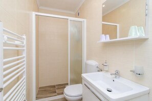 Shower, hair dryer, towels - Apartments Lena & Lara (Dubrovnik)