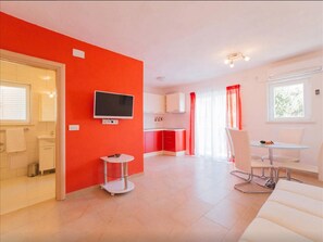 Apartamento (One-Bedroom Apartment-Balcony and Sea) | Sala de estar | TV
