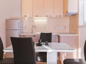 Apartment (One-Bedroom Apartment with SeaView -A) | Esszimmer