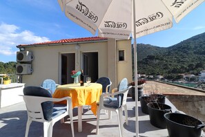 Apartment (Studio Apartment with Terrace and Sea) | Terrace/patio