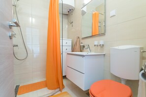 Studio (Studio Apartment with Terrace) | Badezimmer | Dusche, kostenlose Toilettenartikel, Haartrockner, Handtücher