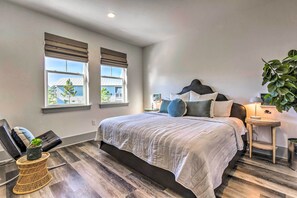 4 bedrooms, desk, iron/ironing board, Internet - Beach House Right off 30 A w/ Golf Cart! (Santa Rosa Beach)