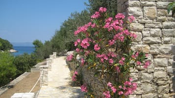 Maison (Two Bedroom Stone House with Terrace) | Extérieur