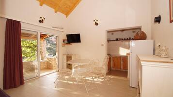 Talo (Two Bedroom Stone House with Terrace) | Ruokailu omassa huoneessa