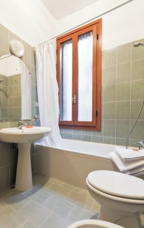 Secadora de cabello, bidet, toallas, jabón 