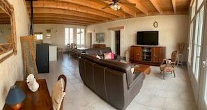 Smart TV, fireplace, books, offices - Spacious house in the Oleron region, in a quiet location, within walking distance of the beach and shops. (Saint-Pierre-d'Oléron)