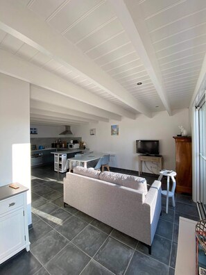 Smart TV, fireplace, books, offices - Spacious house in the Oleron region, in a quiet location, within walking distance of the beach and shops. (Saint-Pierre-d'Oléron)