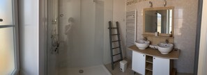 Douche, séchoir à cheveux, papier de toilette