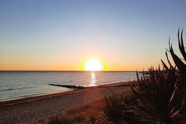 La plage à pied soleil couchant.