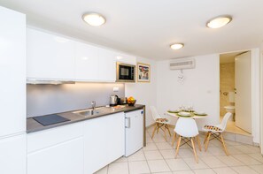 Lägenhet (Two Bedroom Apartment) | Eget pentry | Kylskåp, mikrovågsugn, spishäll och vattenkokare