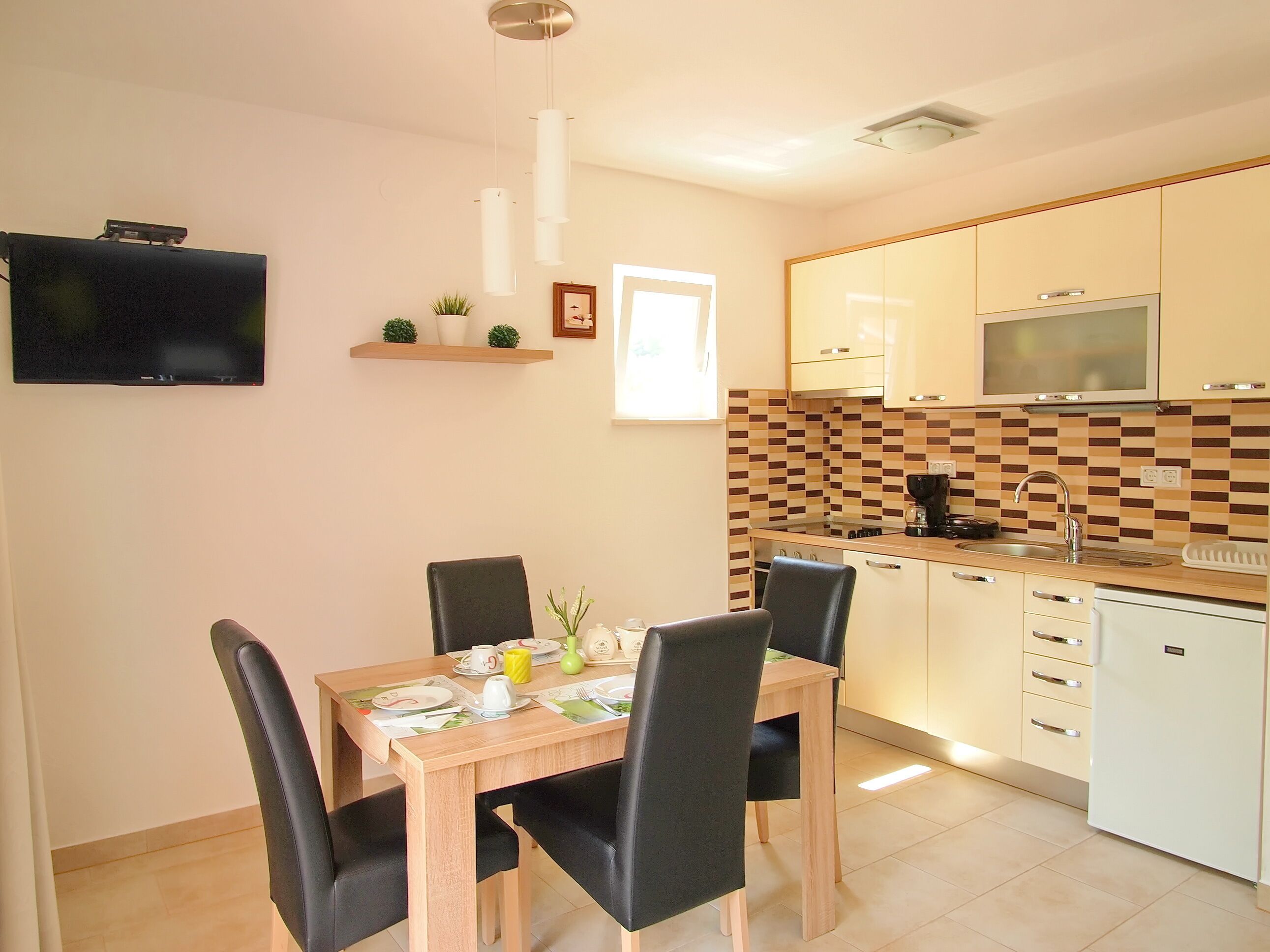 Apartment (One Bedroom Apartment with Terrace) | Esszimmer