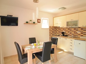 Apartment (One Bedroom Apartment with Terrace) | Dining room