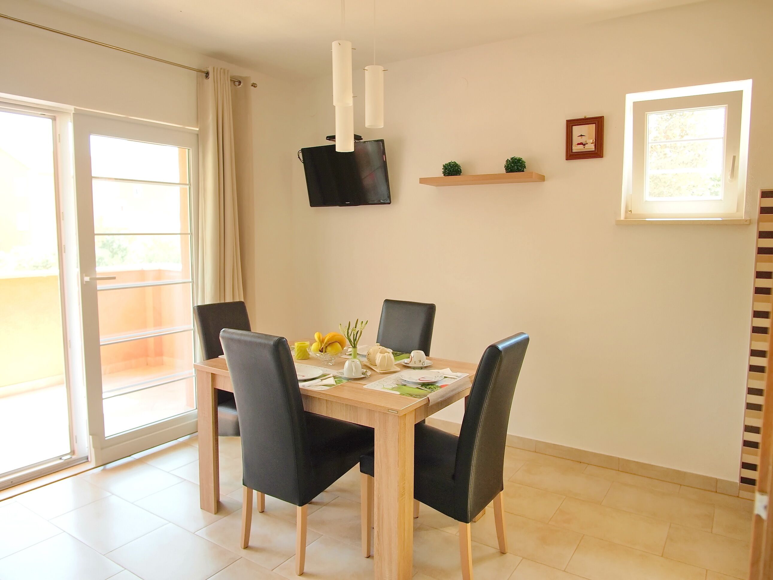 Apartment (One Bedroom Apartment with Terrace) | Esszimmer