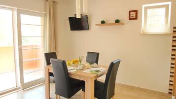 Apartment (One Bedroom Apartment with Terrace) | Esszimmer