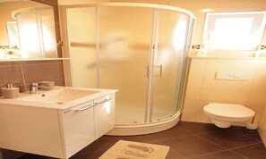 Apartment (One Bedroom Apartment with Terrace) | Badezimmer | Dusche, Handtücher