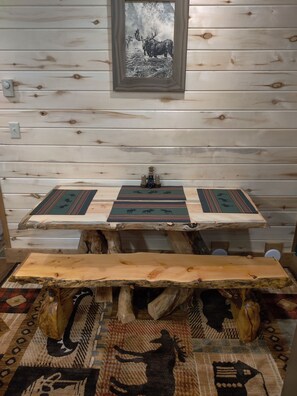 Dining -  Luxury mountain retreat 19 miles to Yellowstone sleeps 10 fire pit huge yard (Island Park)