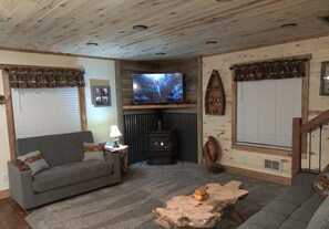 Smart TV, fireplace -  Luxury mountain retreat 19 miles to Yellowstone sleeps 10 fire pit huge yard (Island Park)