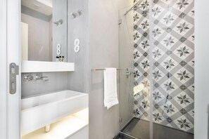 Combined shower/bathtub, hair dryer, towels