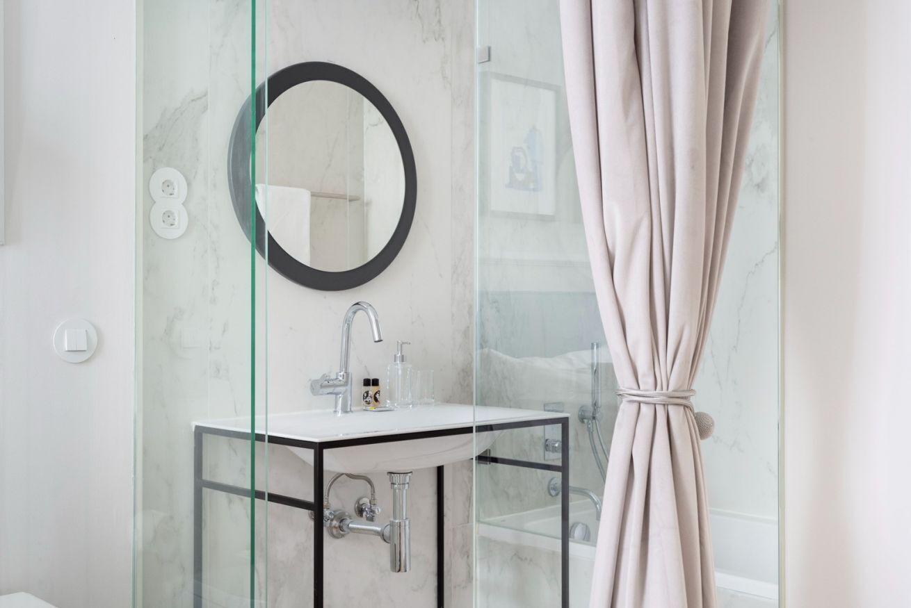 Combined shower/bathtub, hair dryer, towels