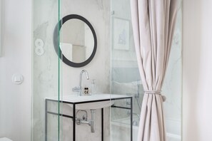 Bañera con ducha, secador de pelo, toallas