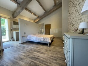 3 habitaciones, escritorio y tabla de planchar con plancha 