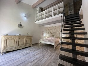 3 dormitorios, escritorio, tabla de planchar con plancha y cuna de viaje