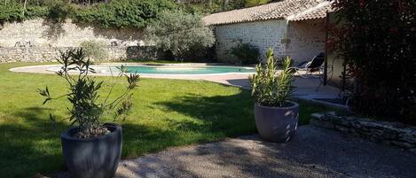 Utendørsbasseng og et oppvarmet basseng