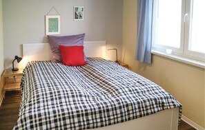 1 Schlafzimmer, Reisekinderbett