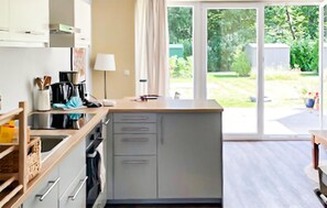 Fridge, stovetop, dishwasher, coffee/tea maker - Beautiful apartment in Gelbensande (Gelbensande)