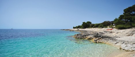 Una spiaggia nelle vicinanze