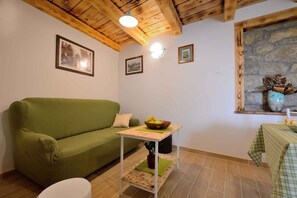 TV, fireplace, stereo