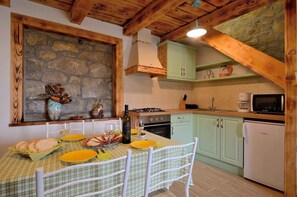 Fridge, microwave, oven, stovetop - Holiday home with pool and air conditioning (Buzet)