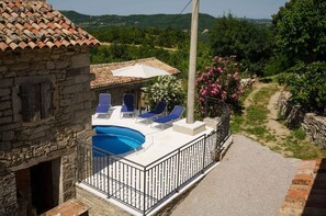 Property grounds - Holiday home with pool and air conditioning (Buzet)