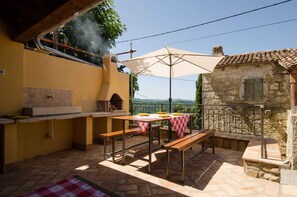 Outdoor dining - Holiday home with pool and air conditioning (Buzet)