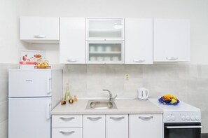 Apartment (One Bedroom Apartment - Balcony and C) | Private kitchen