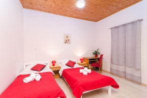 Studio (Studio Apartment with Balcony and Cit) | 1 bedroom, travel crib, WiFi