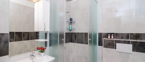 Studio (Studio Apartment with Balcony and Cit) | Bathroom